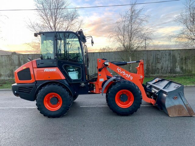 KUBOTA R085 PIVOT STEER WHEELED LOADING SHOVEL